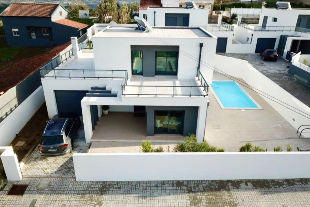 New And Modern 3 Bedroom Villa With Private Heated Pool Near Nazare Сан-Мартинью-ду-Порту Экстерьер фото